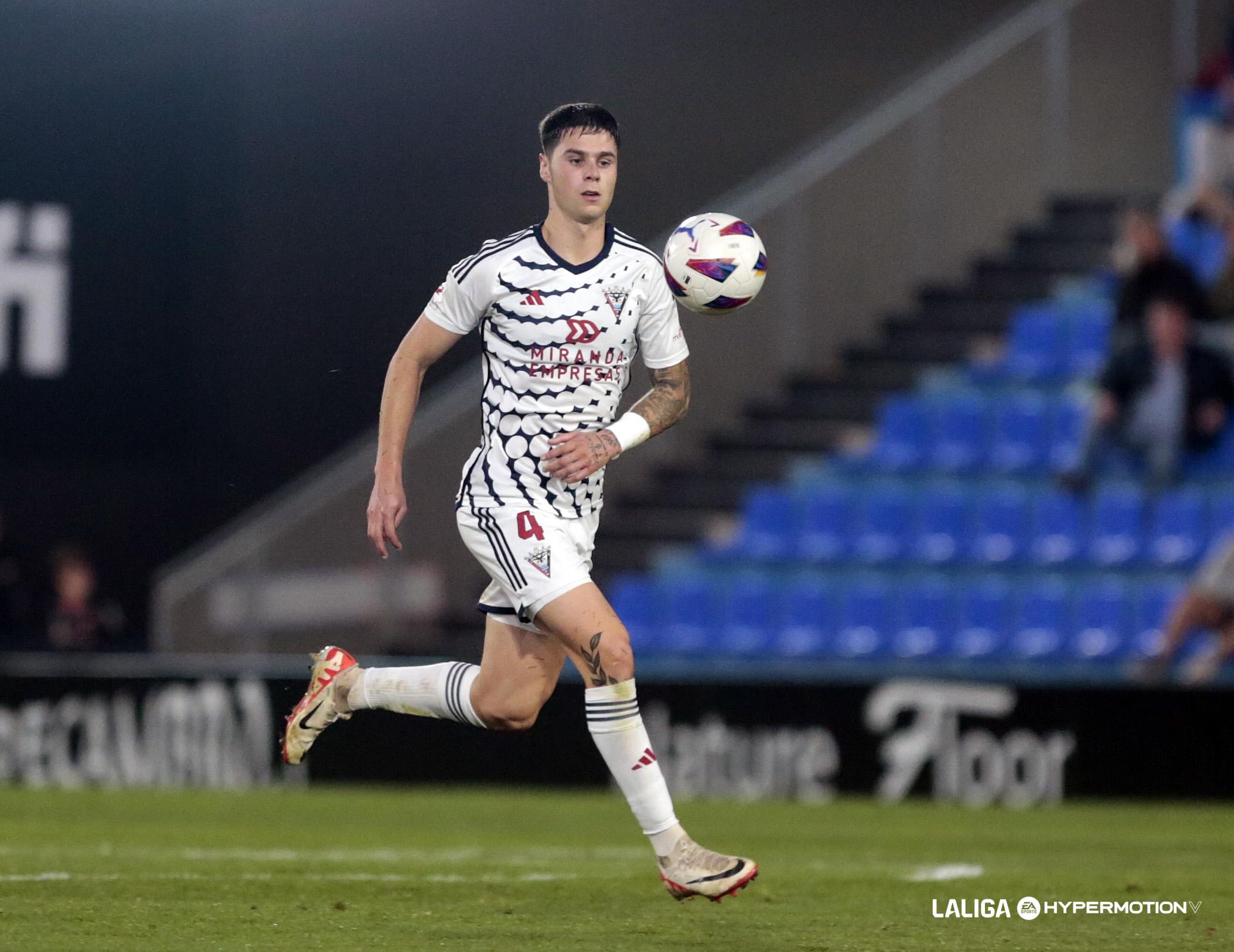 Sergio Barcia, jugador del Mirandés que interesa al Real Sporting (Foto: LALIGA).