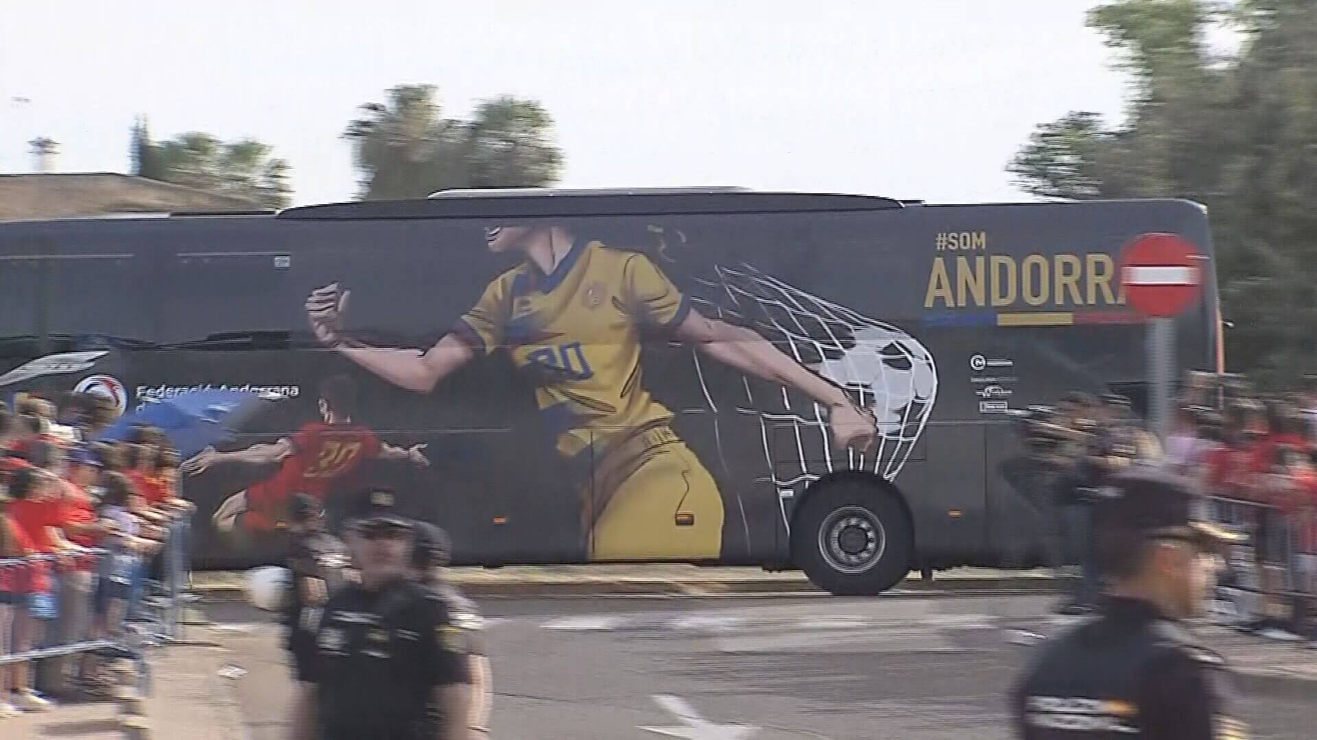 El autobús de la Selección de Andorra llega al Estadio Nuevo Vivero.