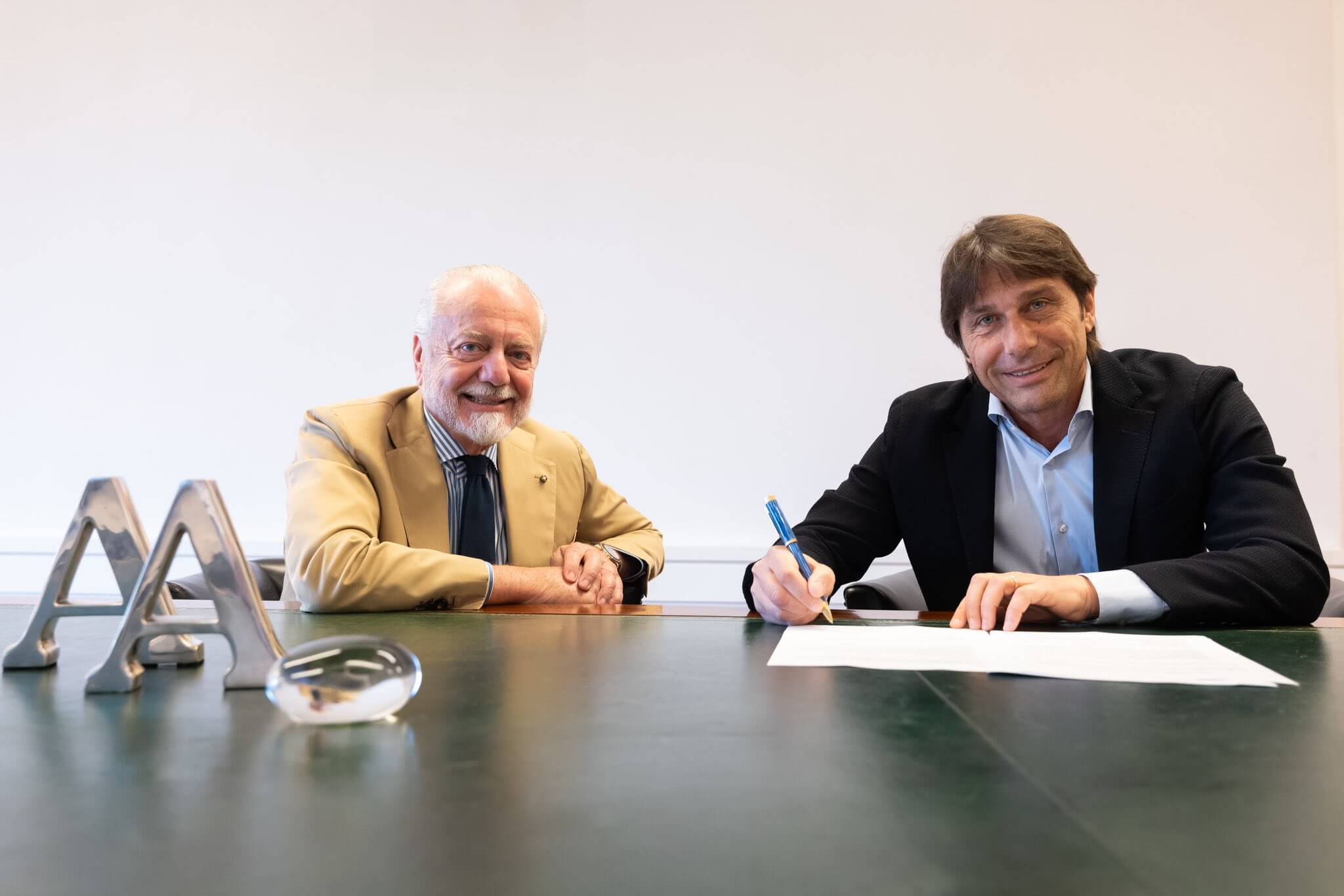Aurelio de Laurentiis y Antonio Conte, en la firma del técnico con el Nápoles.