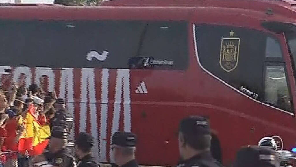 El autobús de España llega al Estadio Nuevo Vivero.