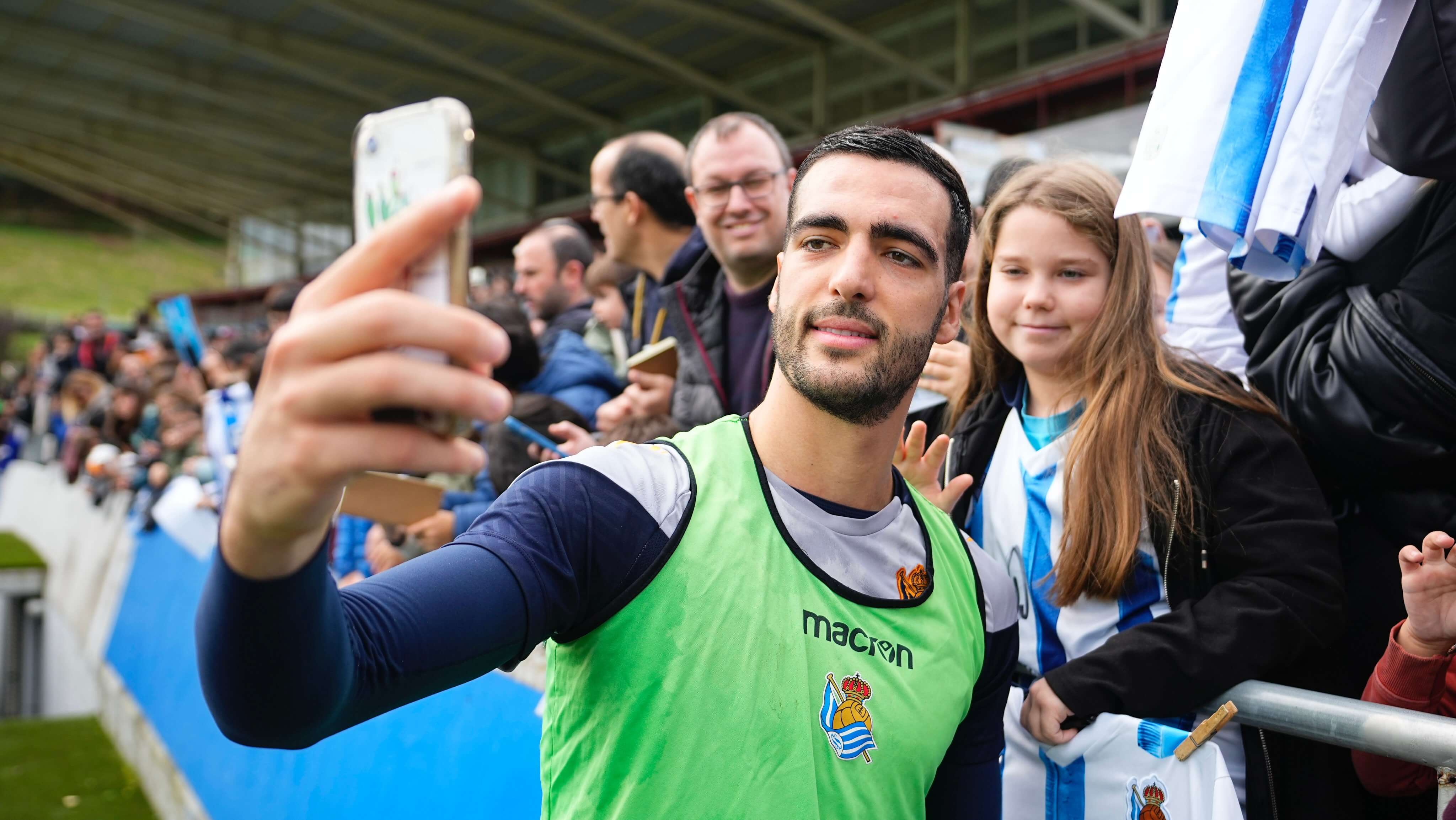 Mikel Merino se hace una foto con una joven aficionada de la Real en Zubieta (Foto: Real Sociedad).