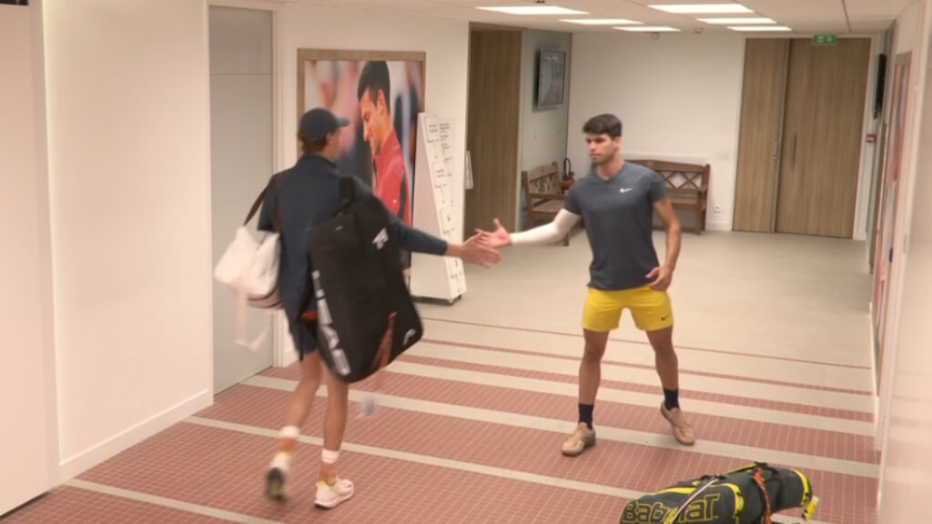 Saludo deportivo entre Jannik Sinner y Carlos Alcaraz antes de comenzar el partido de Roland Garros