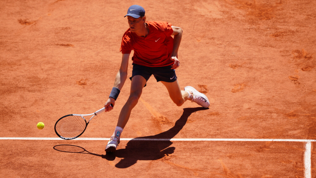 Jannik Sinner , durante el partido de Roland Garros anteCarlos Alcaraz(foto: tw Roland Garros),