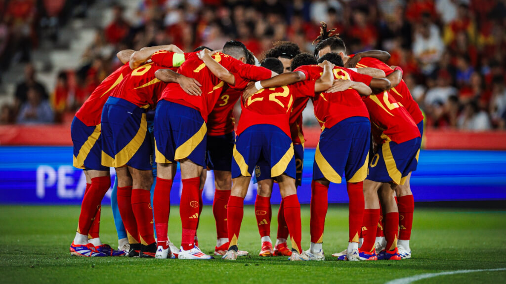 La piña de los jugadores españoles antes de comenzar el partido contra Irlanda del Norte (@sefutb