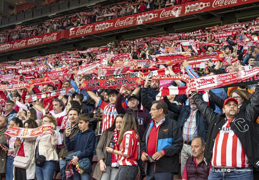 La afición del Sporting, en el duelo de ida de play off ante el Espanyol (Foto: LaLiga).