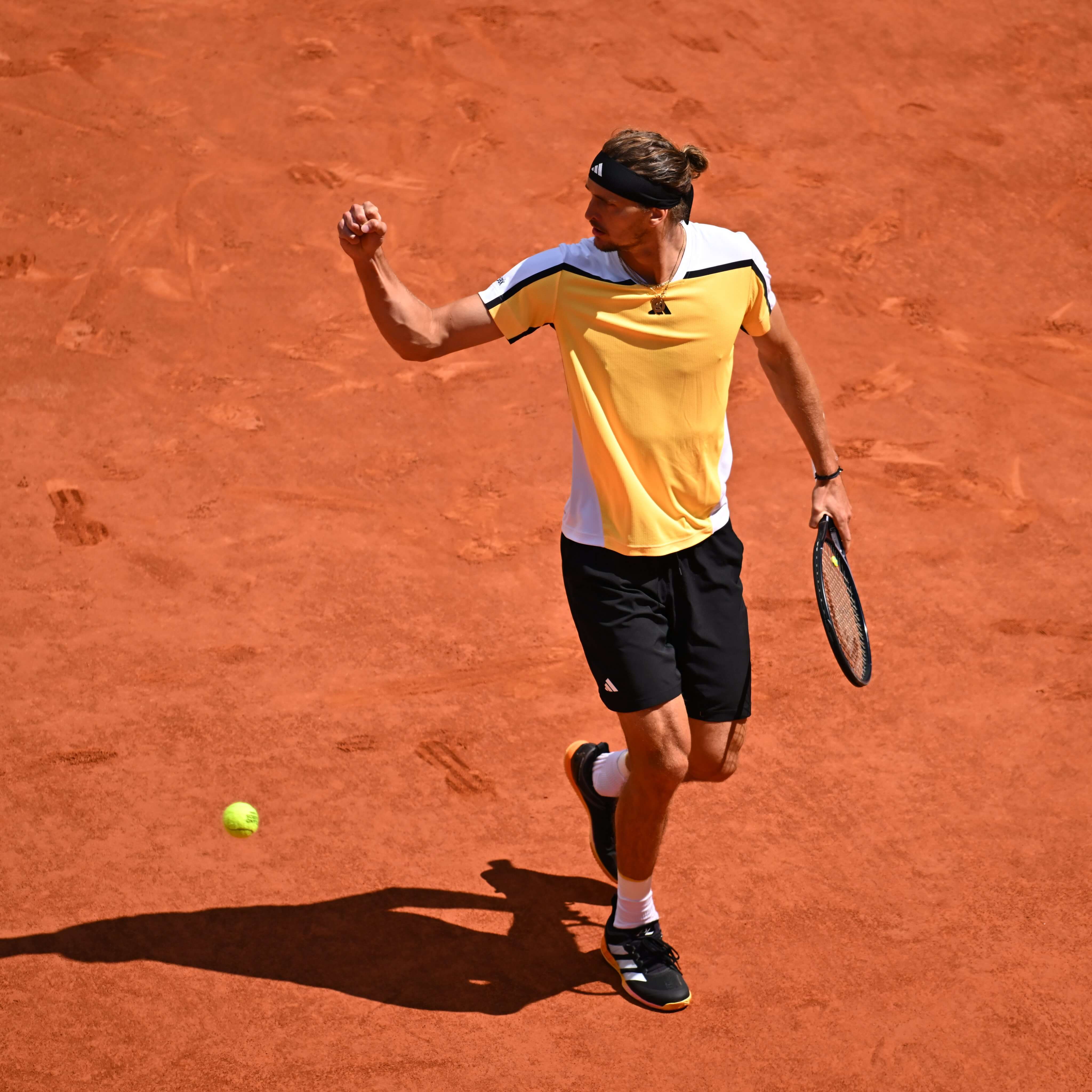 Zverev celebrando un punto (X: @rolandgarros)