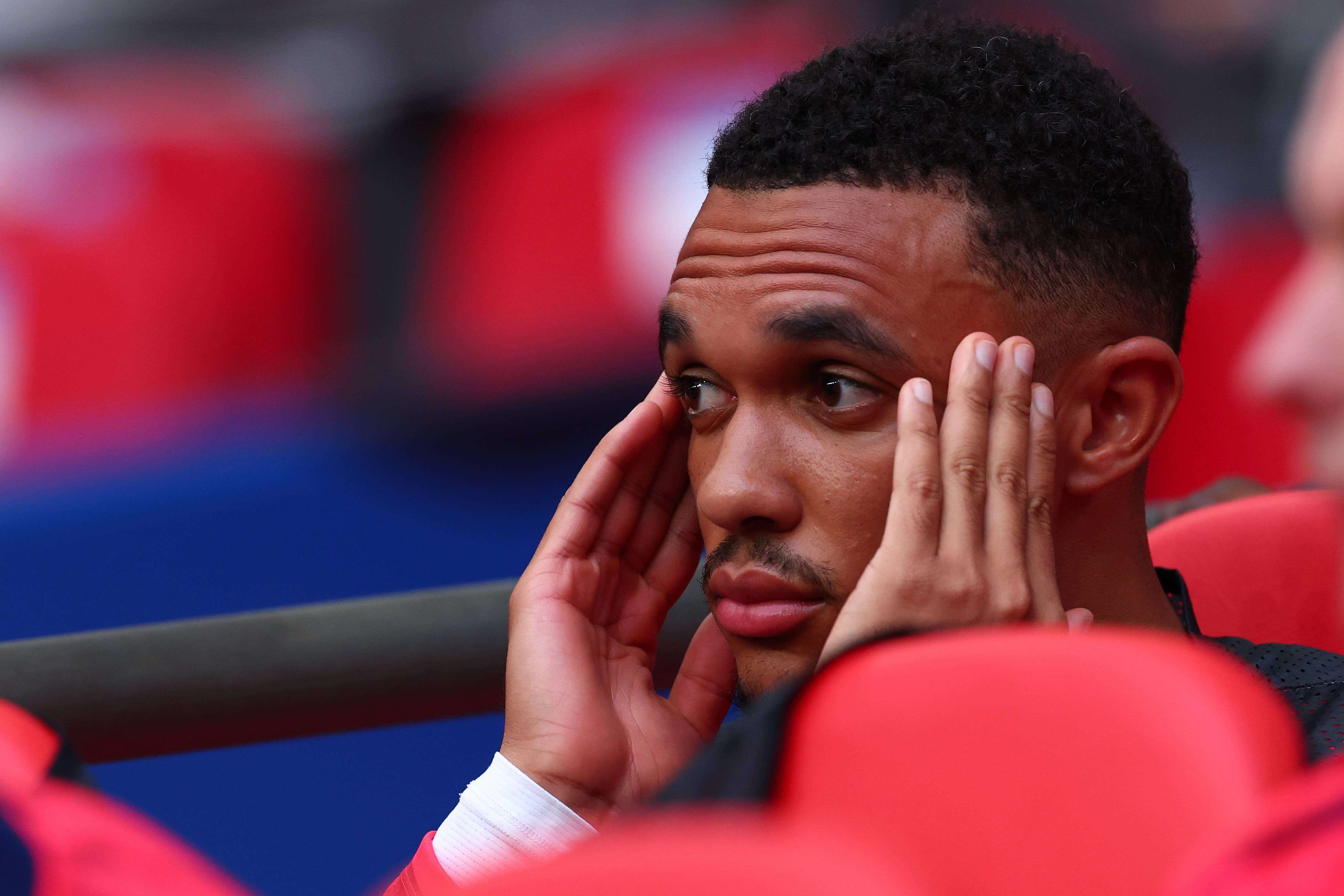 Alexander-Arnold, en el banquillo con la selección inglesa (FOTO: Cordón Press).