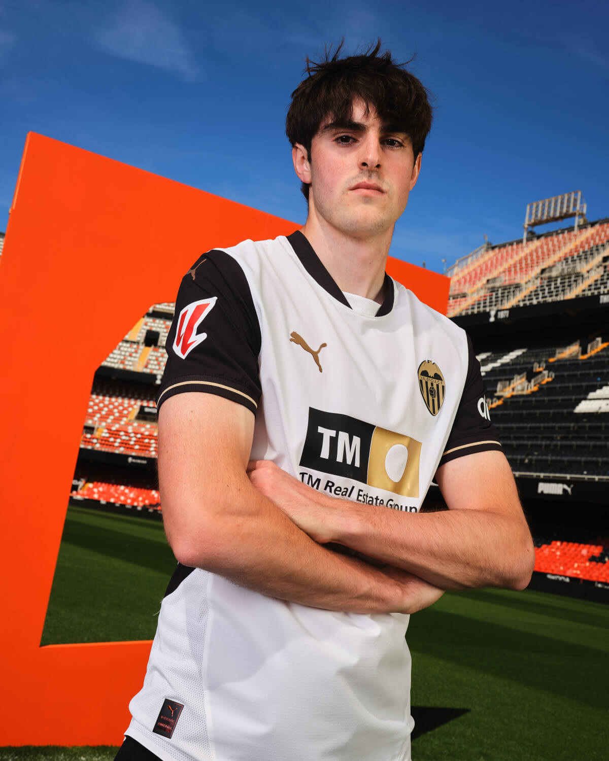 Javi Guerra, con la nueva camiseta (Foto: Valencia CF).