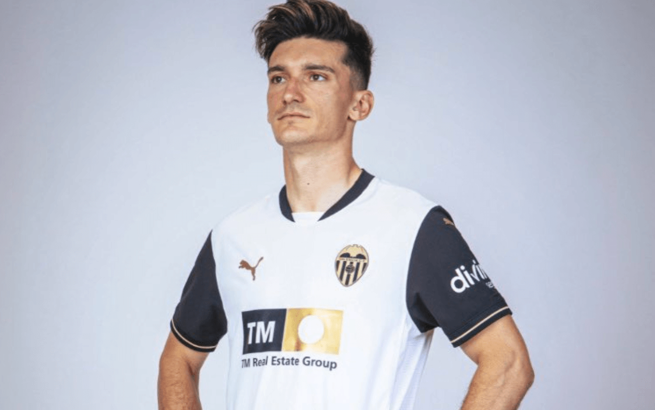 Pepelu, con la nueva camiseta (Foto: Valencia CF).