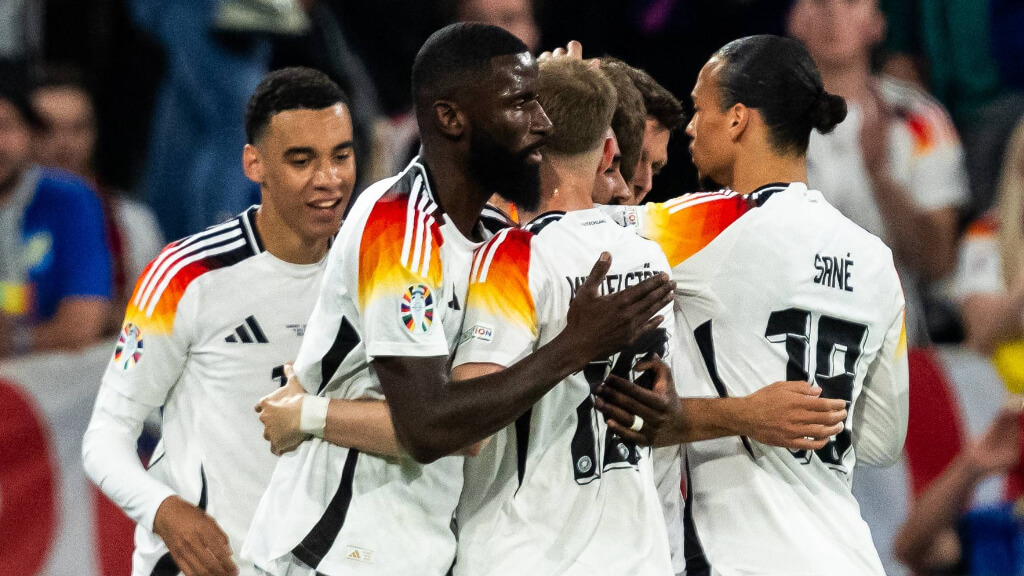 Los alemanes celebran un gol. 