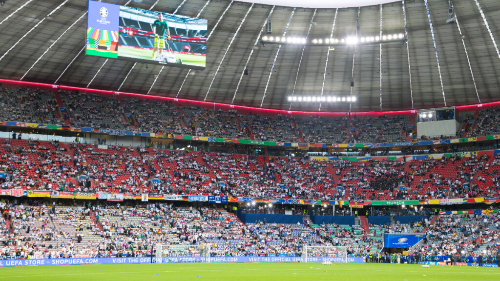 Los aficionados comienzan a llegar al Allianz Arena (Fuente: Cordon Press)