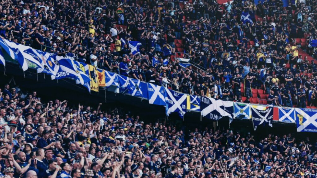 Afición escocesa en el Allianz Arena (Fuente: @Scotland)