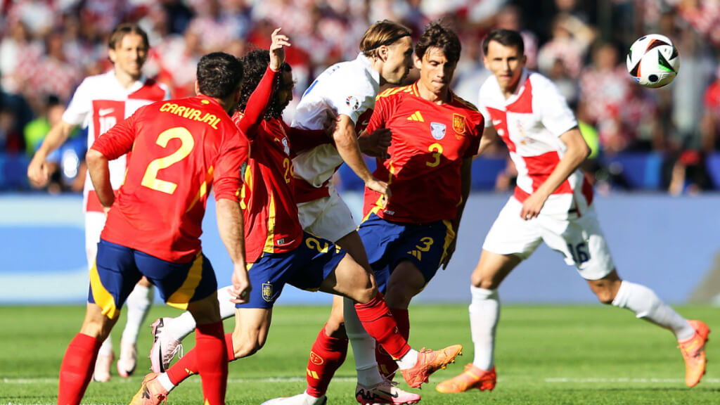 Luka Modric busca el disparo ante varios jugadores de la Selección Española (foto: Cordon Press).
