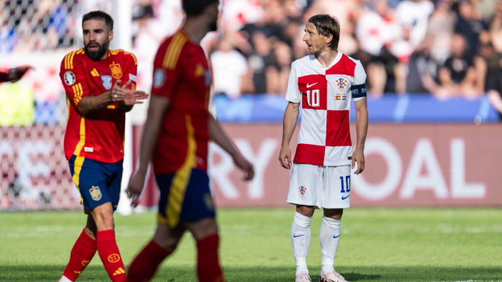 Dani Carvajal, ante la mirada de Luka Modric em el España-Croacia (foto: Cordon Press).