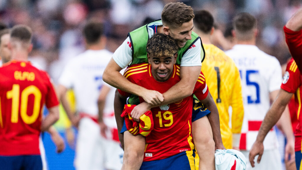 Lamine Yamal, abrazado por Fermín López tras el partido entre España y Croacia de la Eurocopa 20