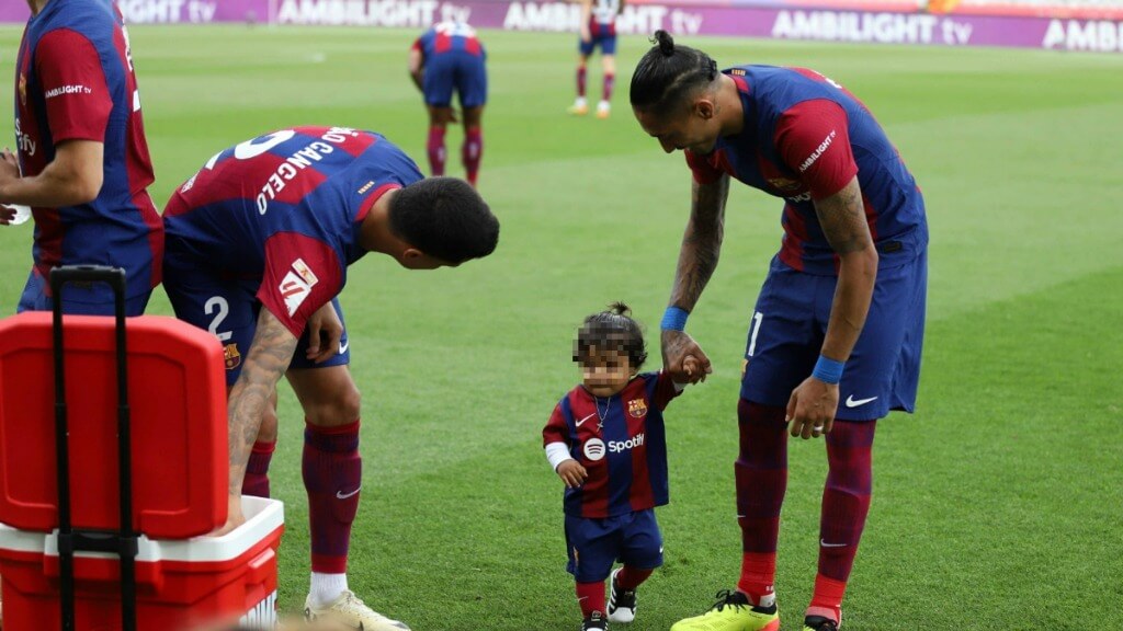 Raphinha, con su hija antes de un partido del Barça en Montjuïc (Foto: Cordon Press).