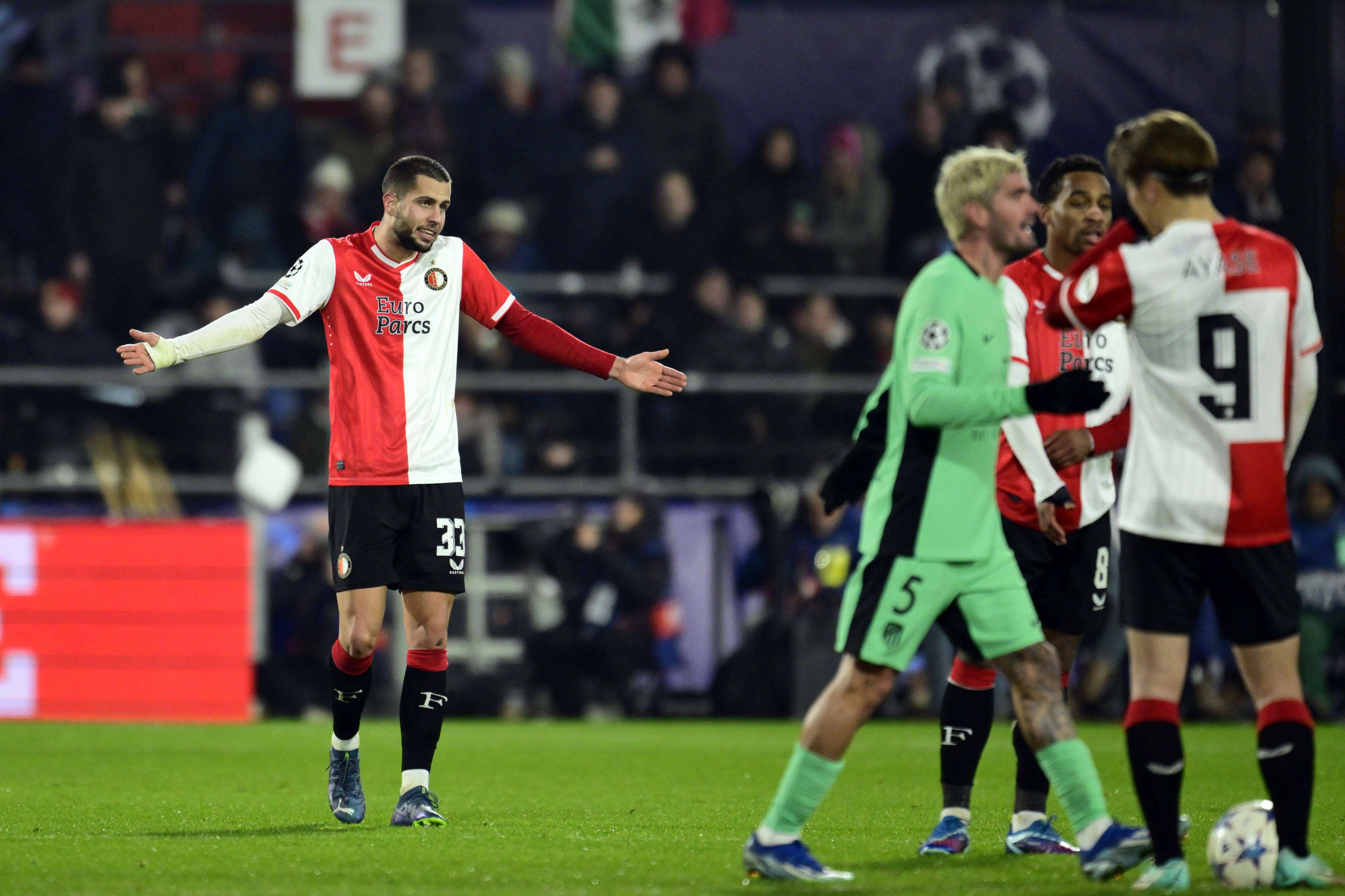 David Hancko reclama una acción durante el Feyenoord-Atlético (Foto: Cordon Press).