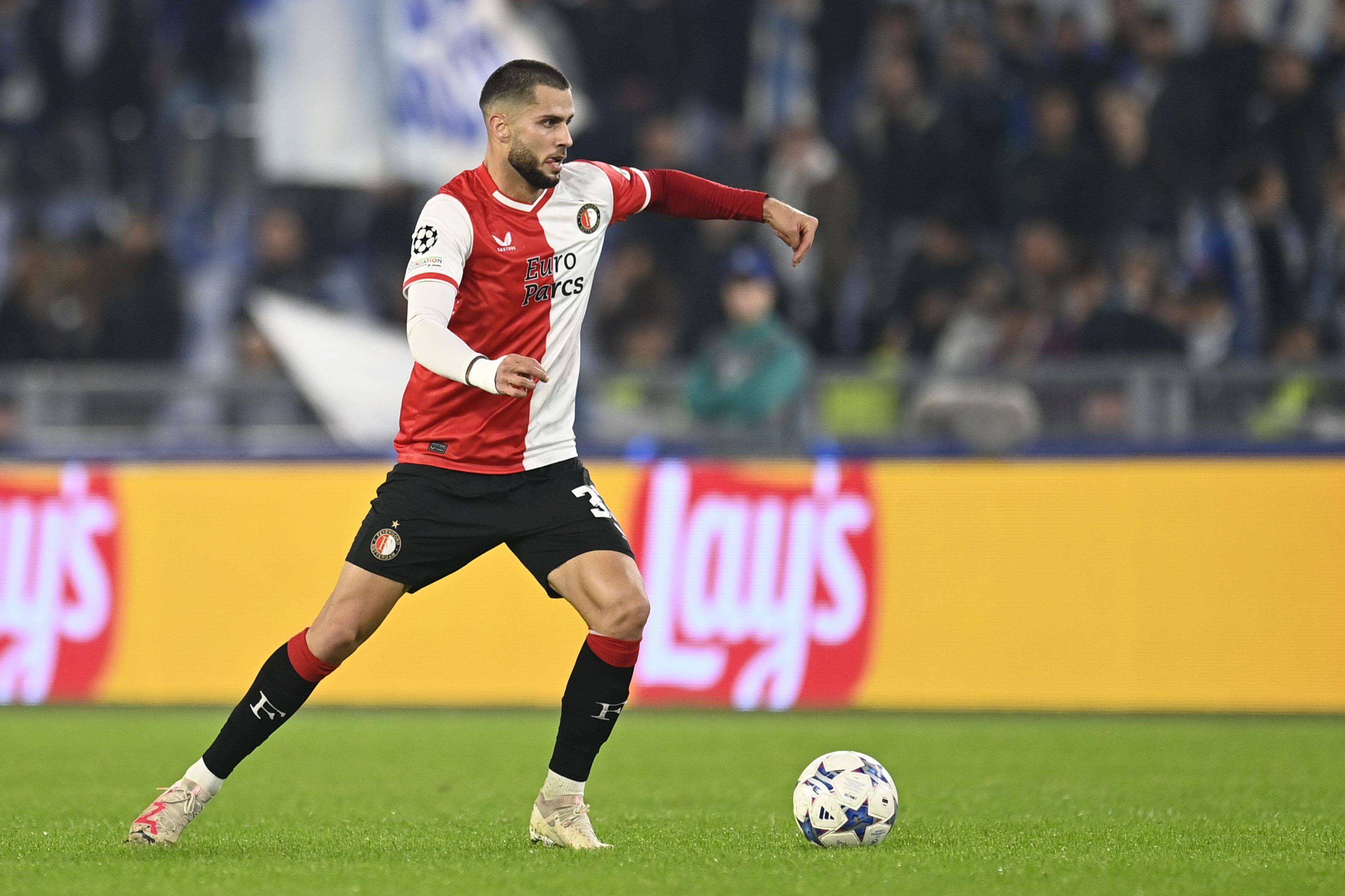 David Hancko conduce durante un partido del Feyenoord en Champions (Foto: Cordon Press).