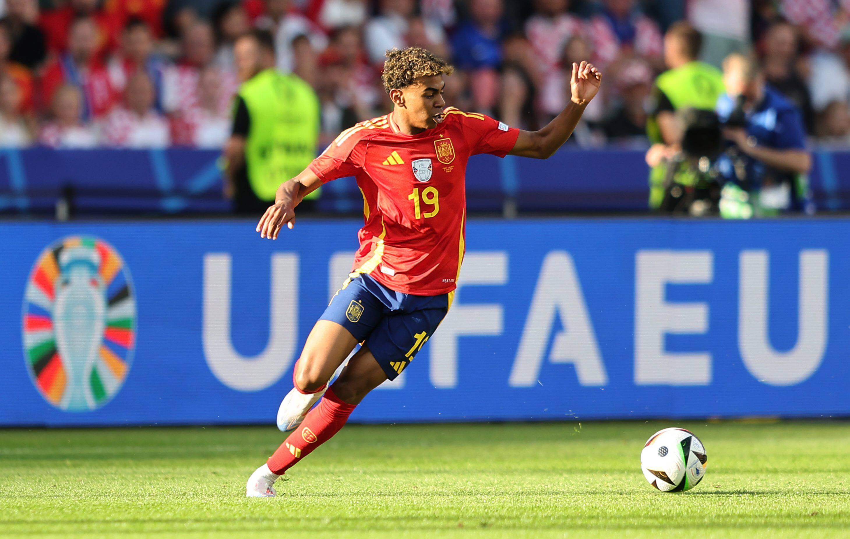 Lamine Yamal conduce durante el España-Croacia de la Eurocopa 2024 (Foto: Cordon Press).