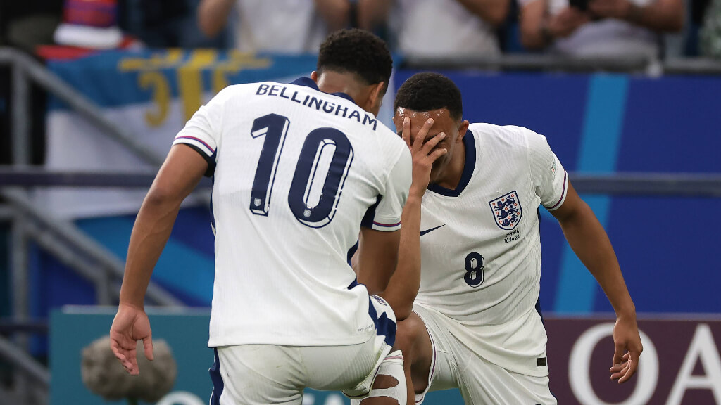 Bellingham y Alexander-Arnold celebrando el gol ante Serbia (Fuente: Cordon Press)
