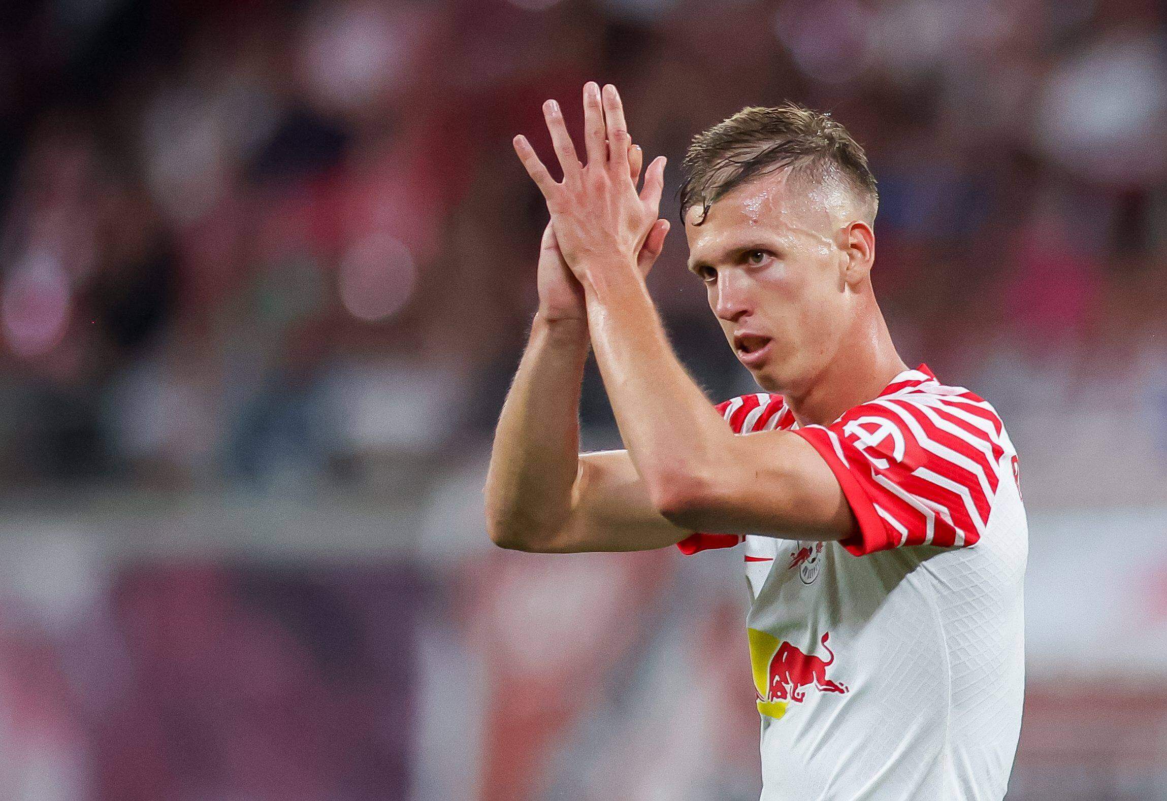 Dani Olmo aplaudiendo a la afición del RB Leipzig (Foto: Cordon Press).