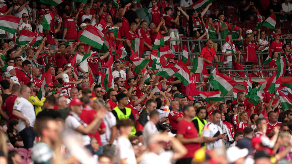 Aficionados de Hungría esperan el comienzo del partido ante la Selección de Alemania en la Euroco