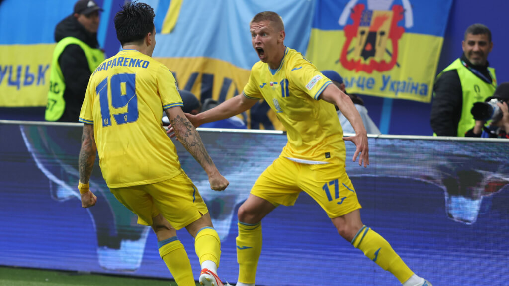 Shaparenko y Zinchenko celebran un gol (Foto: Cordon Press)