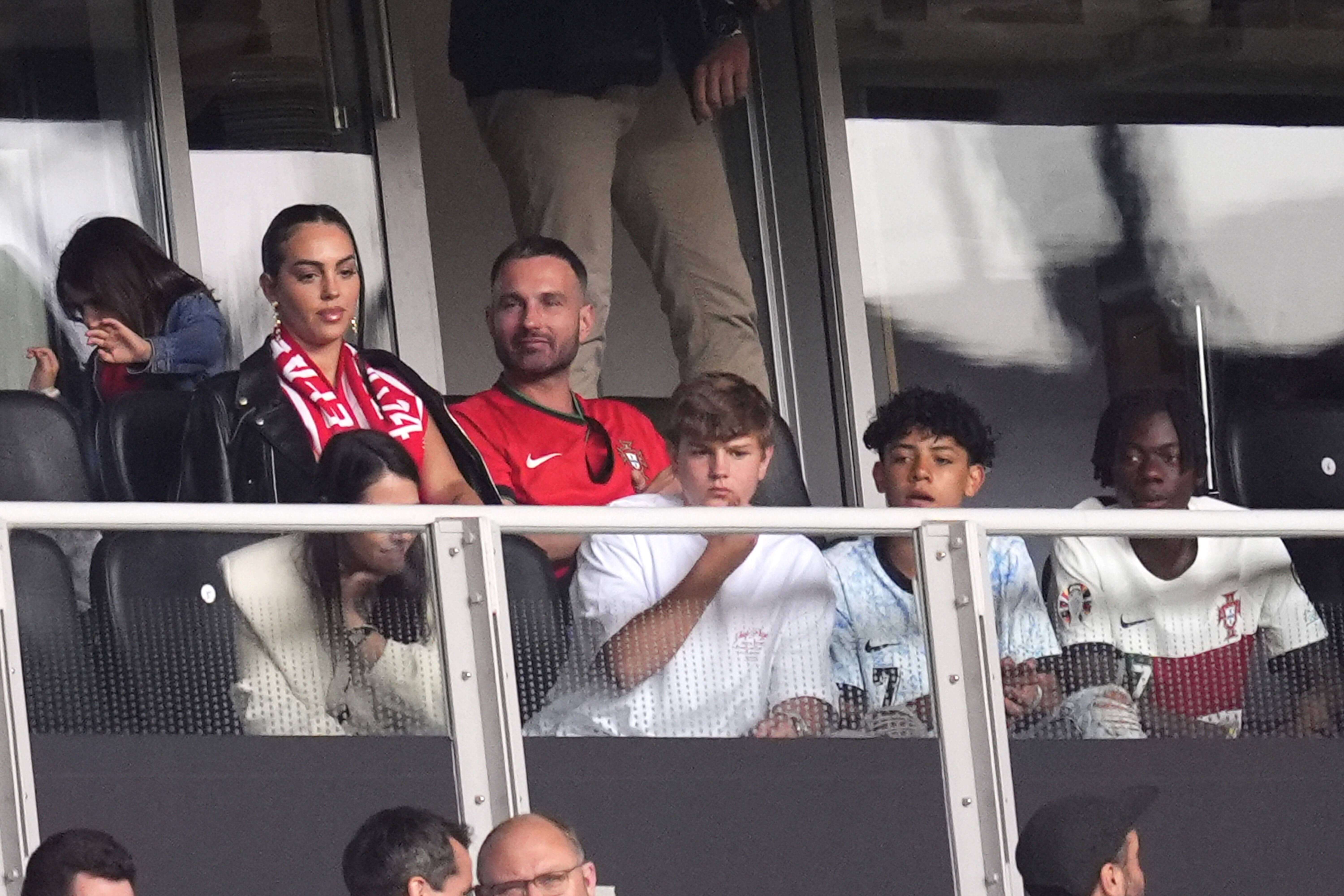 Georgina y Cristiano Jr viendo el partido de Portugal y Turquía (Fuente: Cordon Press)