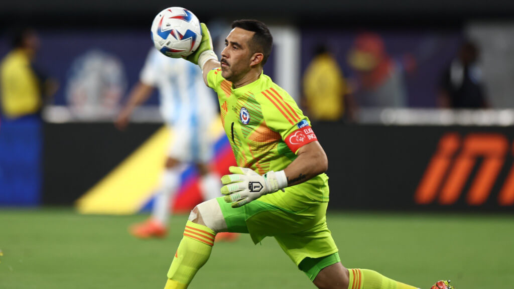 Claudio Bravo durante el partido ante Argentina (Fuente: Cordon Press)