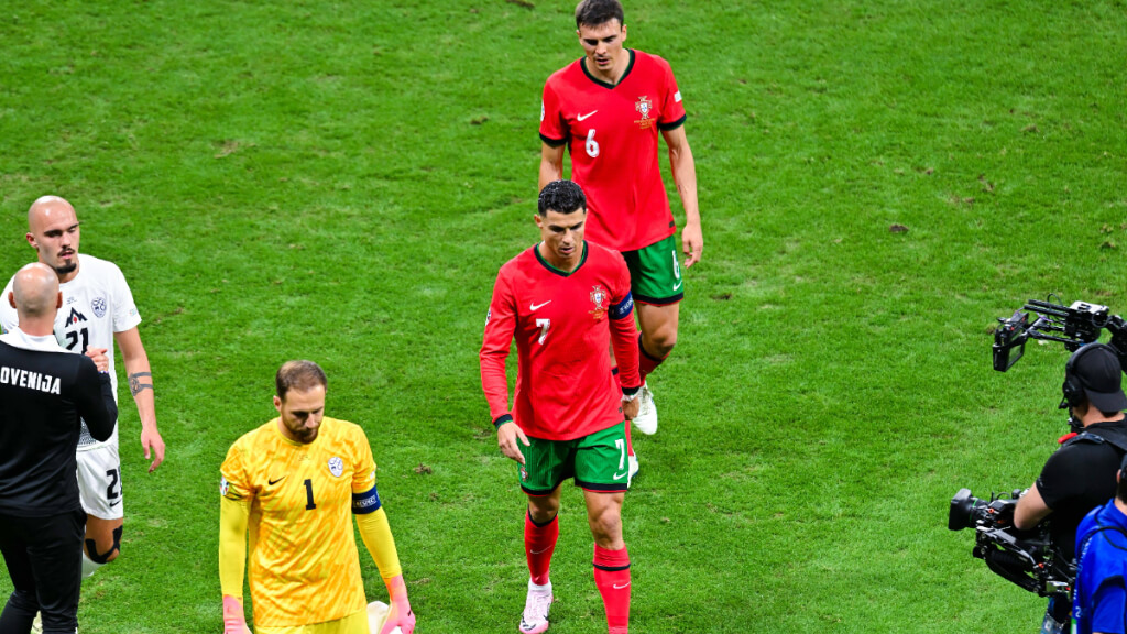 Jan Oblak y Cristiano Ronaldo, durante el partido de la Eurocopa 2024 Portugal-Eslovenia (foto: Cor