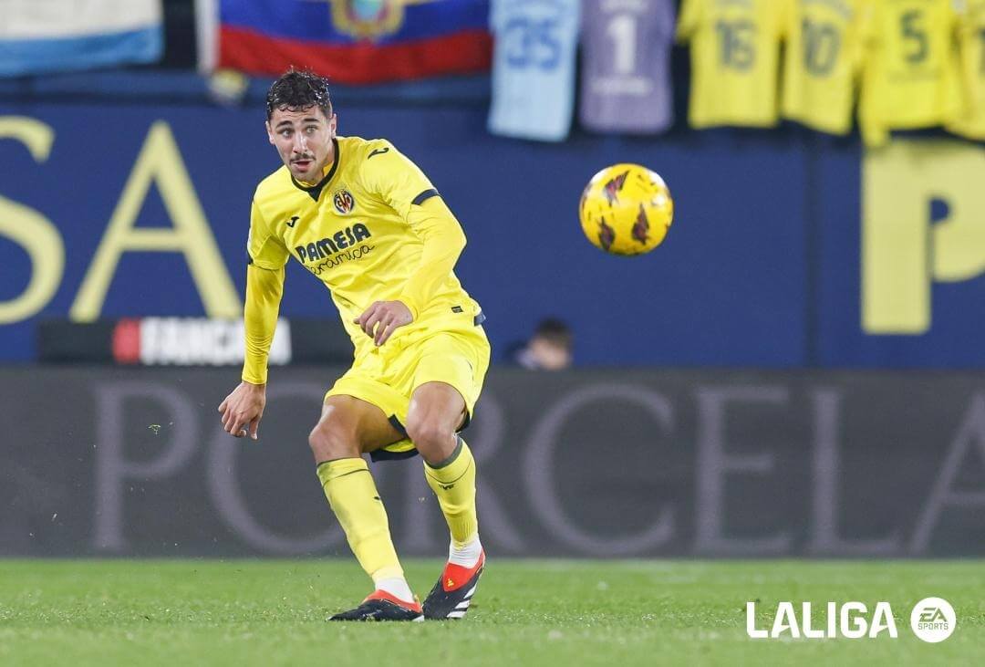 Santi Comesaña da un pase (Foto: LALIGA).