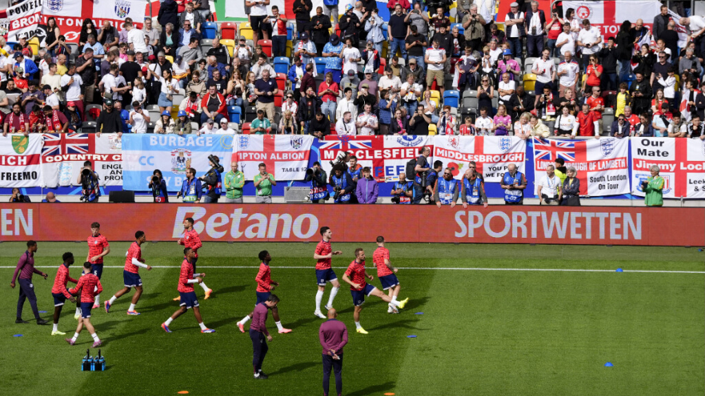 La Selección de Inglaterra calienta ante una zona con aficionados de su país (foto: Cordon Press)