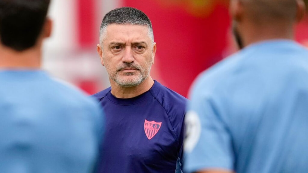 García Pimienta, durante su primer entrenamiento con el Sevilla (Foto: SFC).