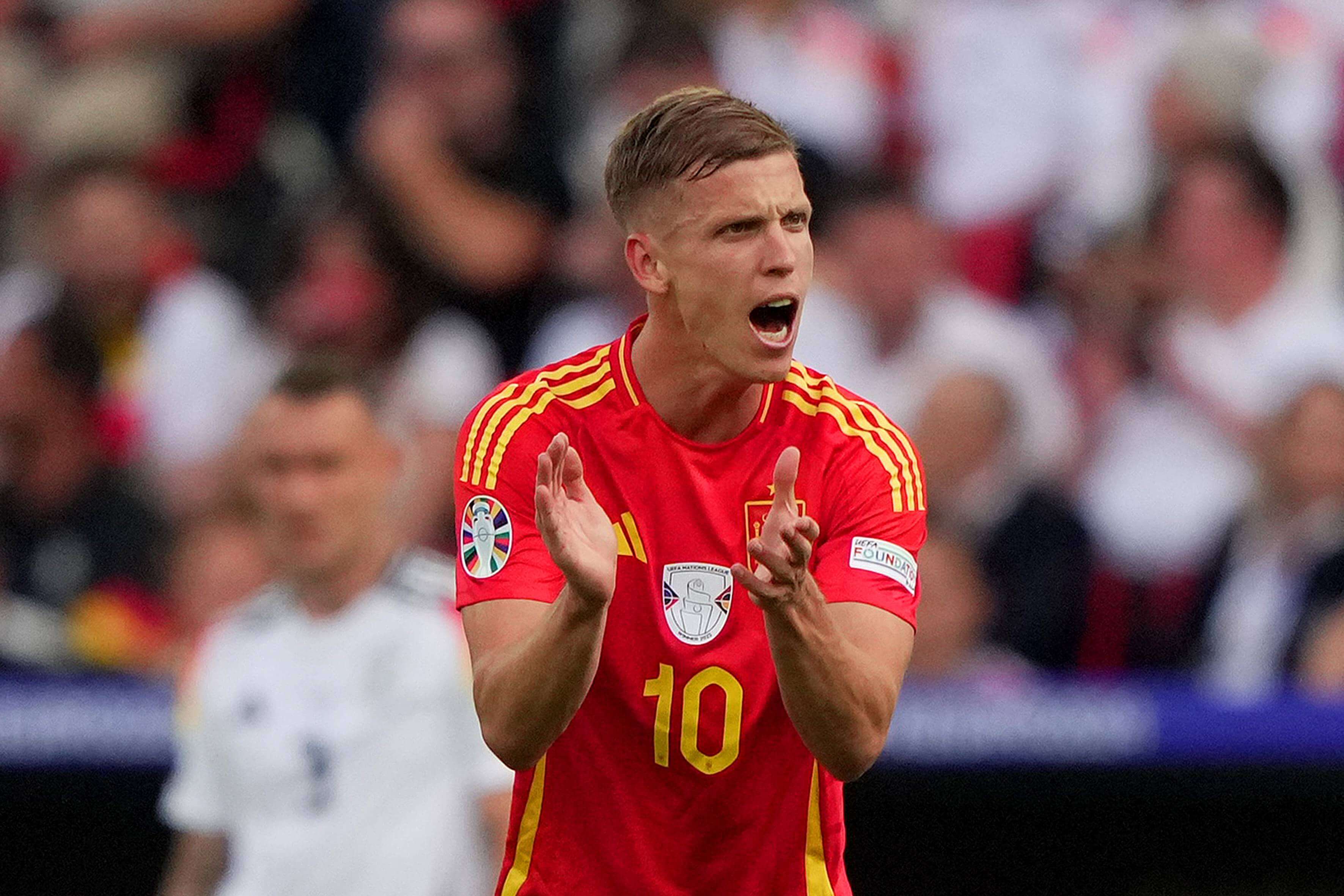 Dani Olmo anima a sus compañeros en el España-Alemania de la Euro (Foto: Cordon Press).