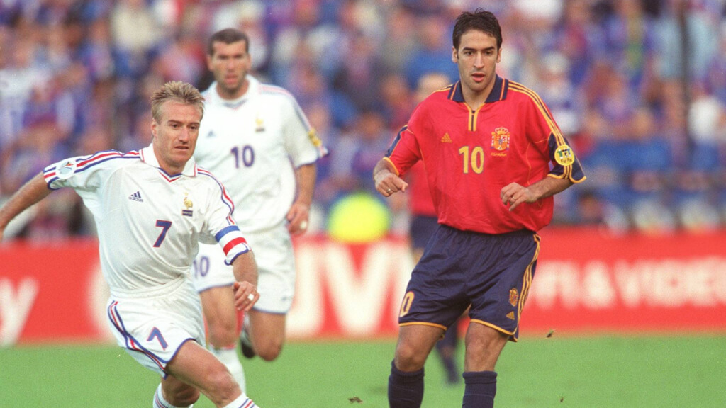 Didier Deschamps, durante su etapa como jugador de Francia ante Raúl con España en la Eurocopa 20