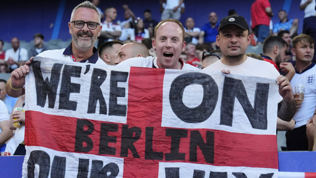 Aficionados ingleses muestran su apoyo a su equipo antes del Países Bajos-Inglaterra de la Eurocop