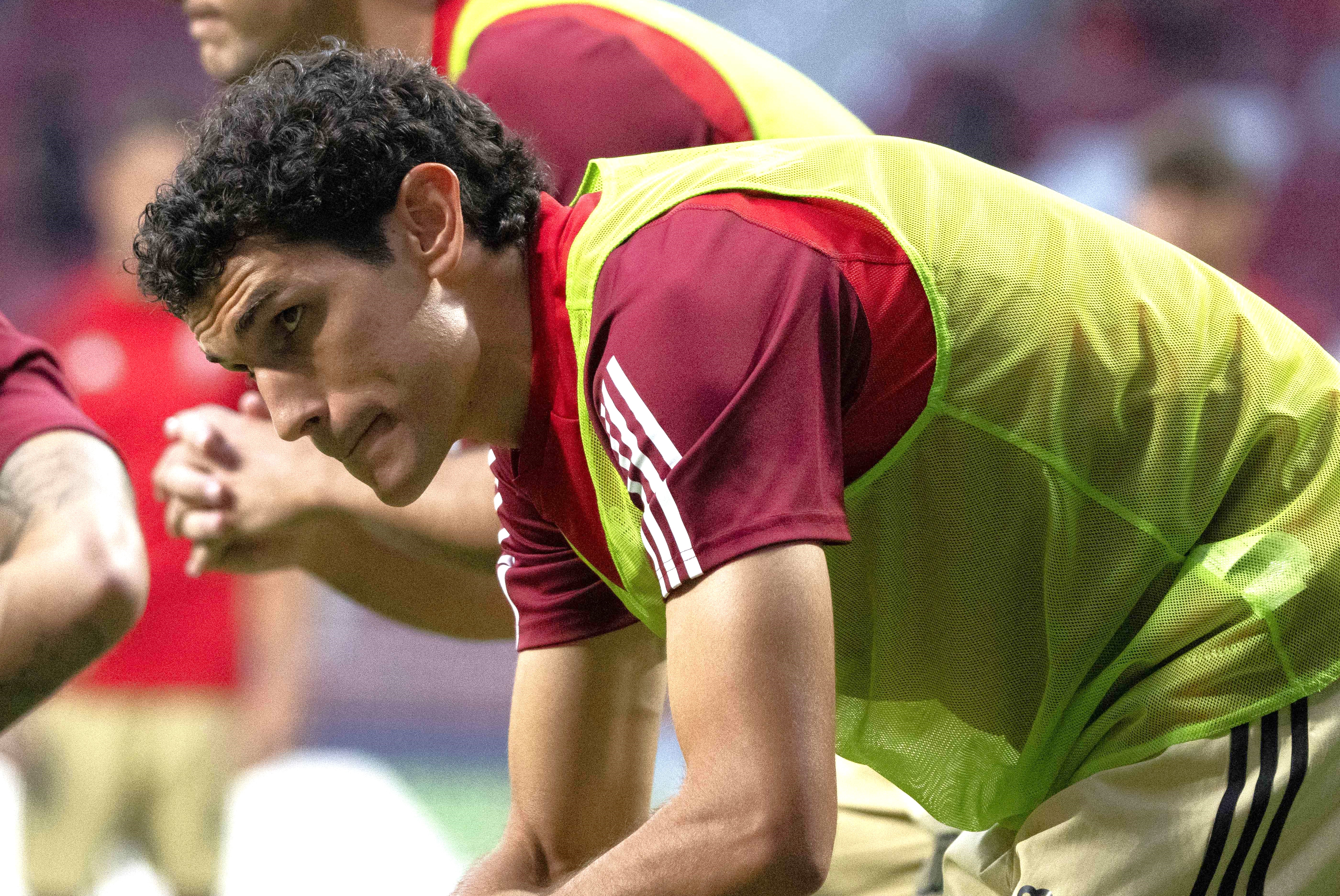 Jesús Vallejo calienta con el Granada (Foto: LALIGA).