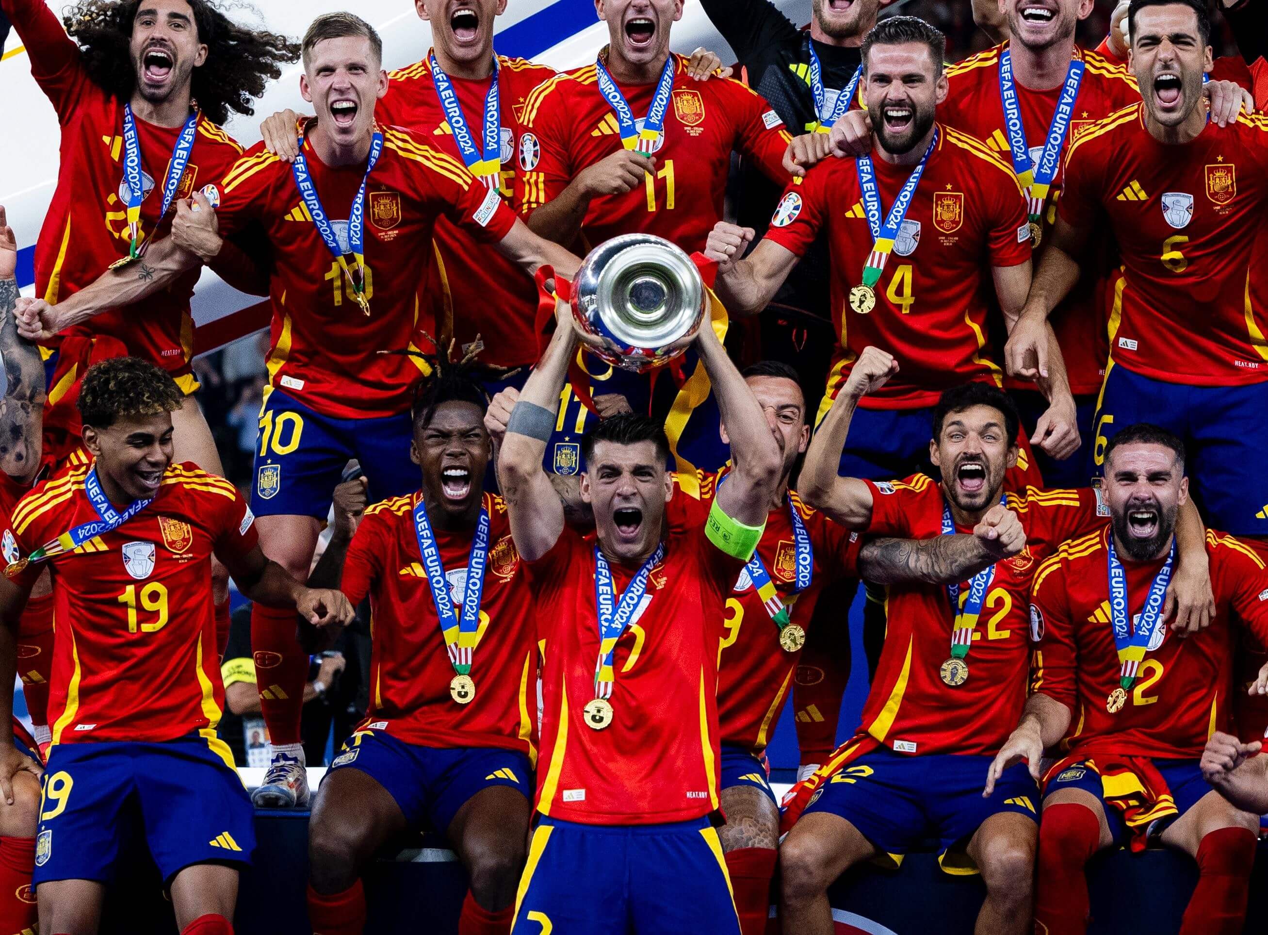 Álvaro Morata eleva la Eurocopa de España en Berlín (Foto: SeFutbol).