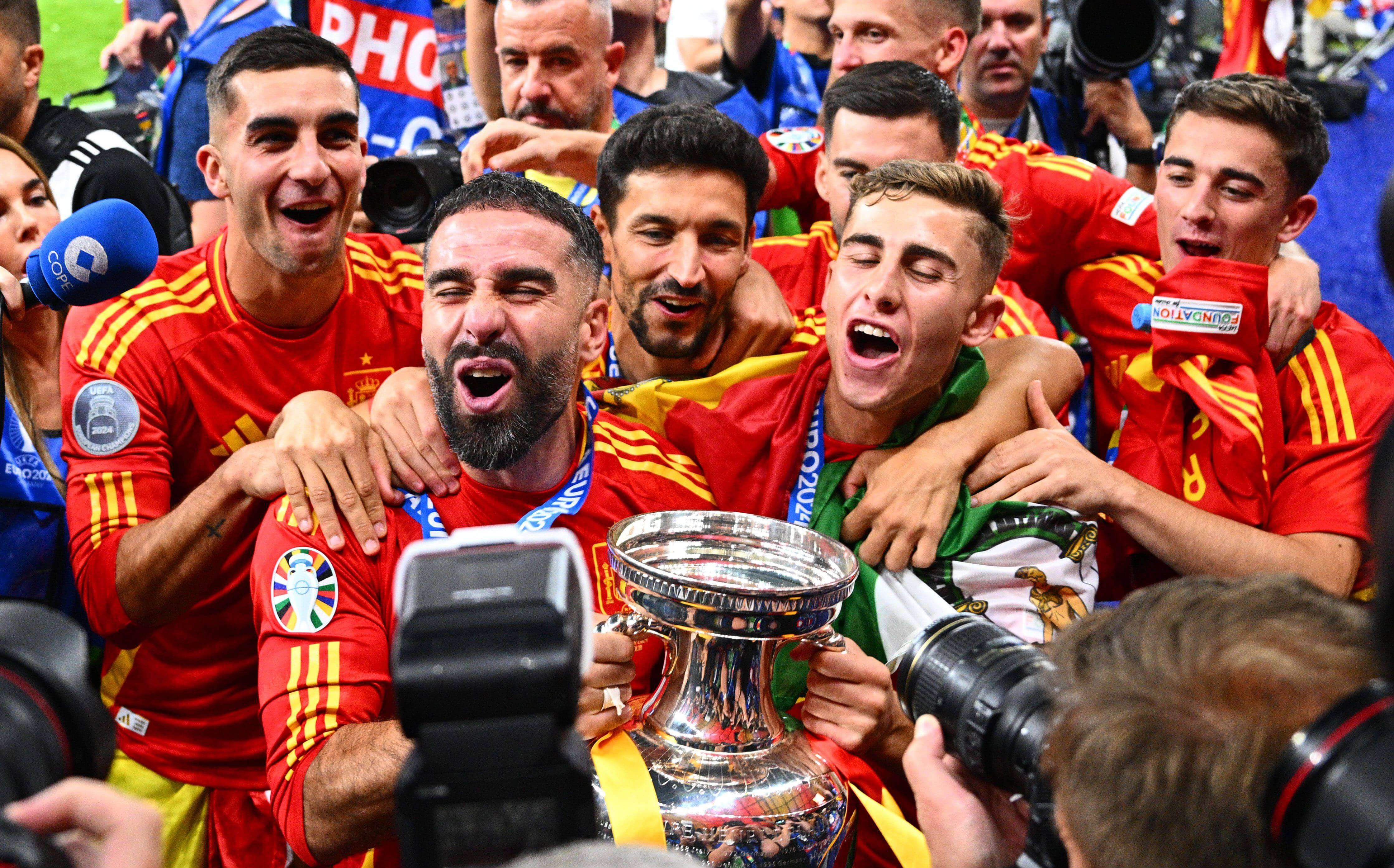 Dani Carvajal, con Gavi, Fermín y Ferran Torres celebrando la Eurocopa (Foto: Cordon Press).