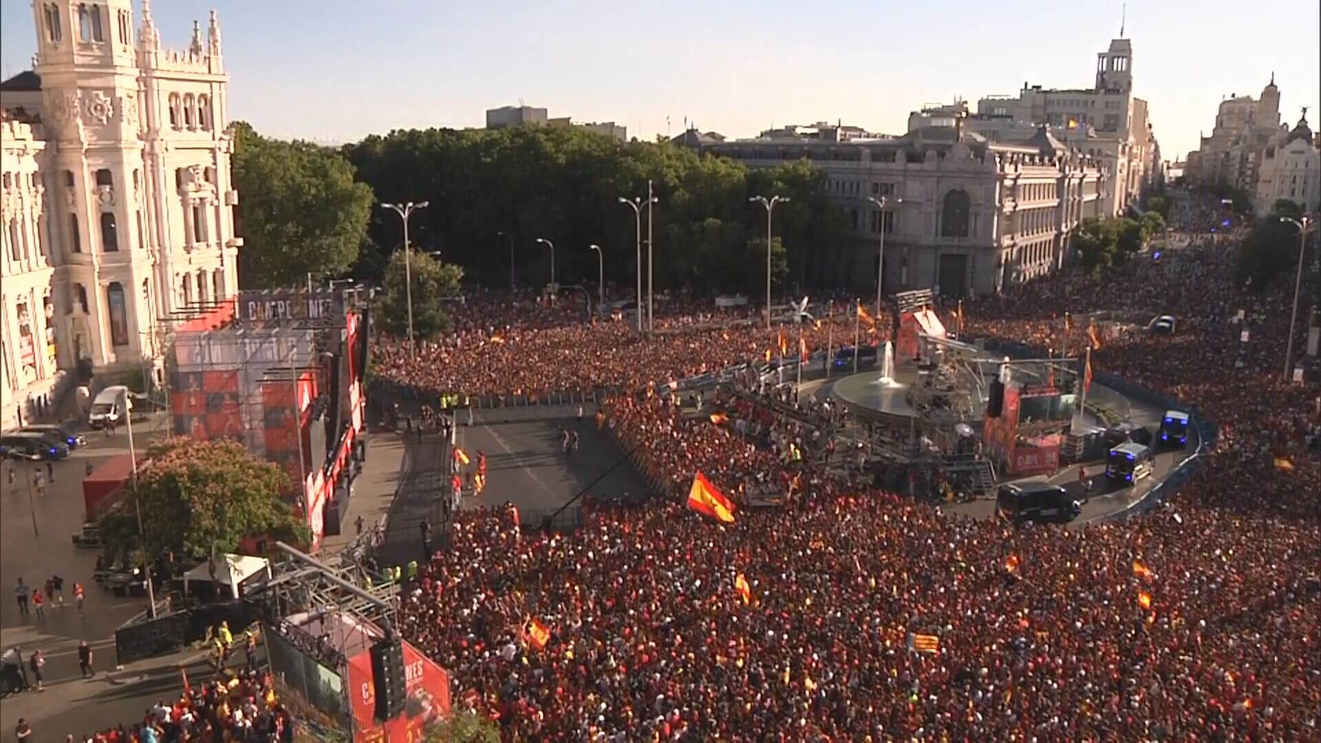 Los aficionados en la plaza de Cibeles esperando a los jugadores de la Selección Española