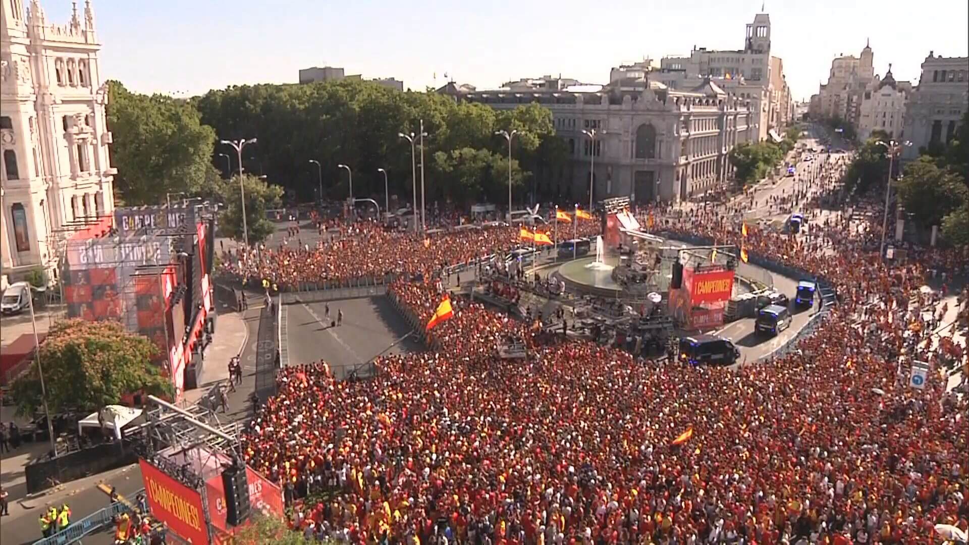 La fuente de Cibeles a la espera de la llegada de los futbolistas