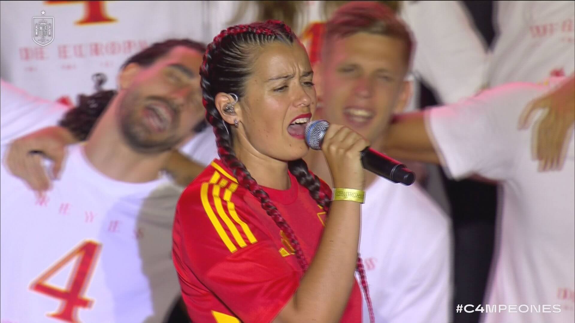 Isabel Aaiún durante la celebración de la Eurocopa (Fuente: RFEF)