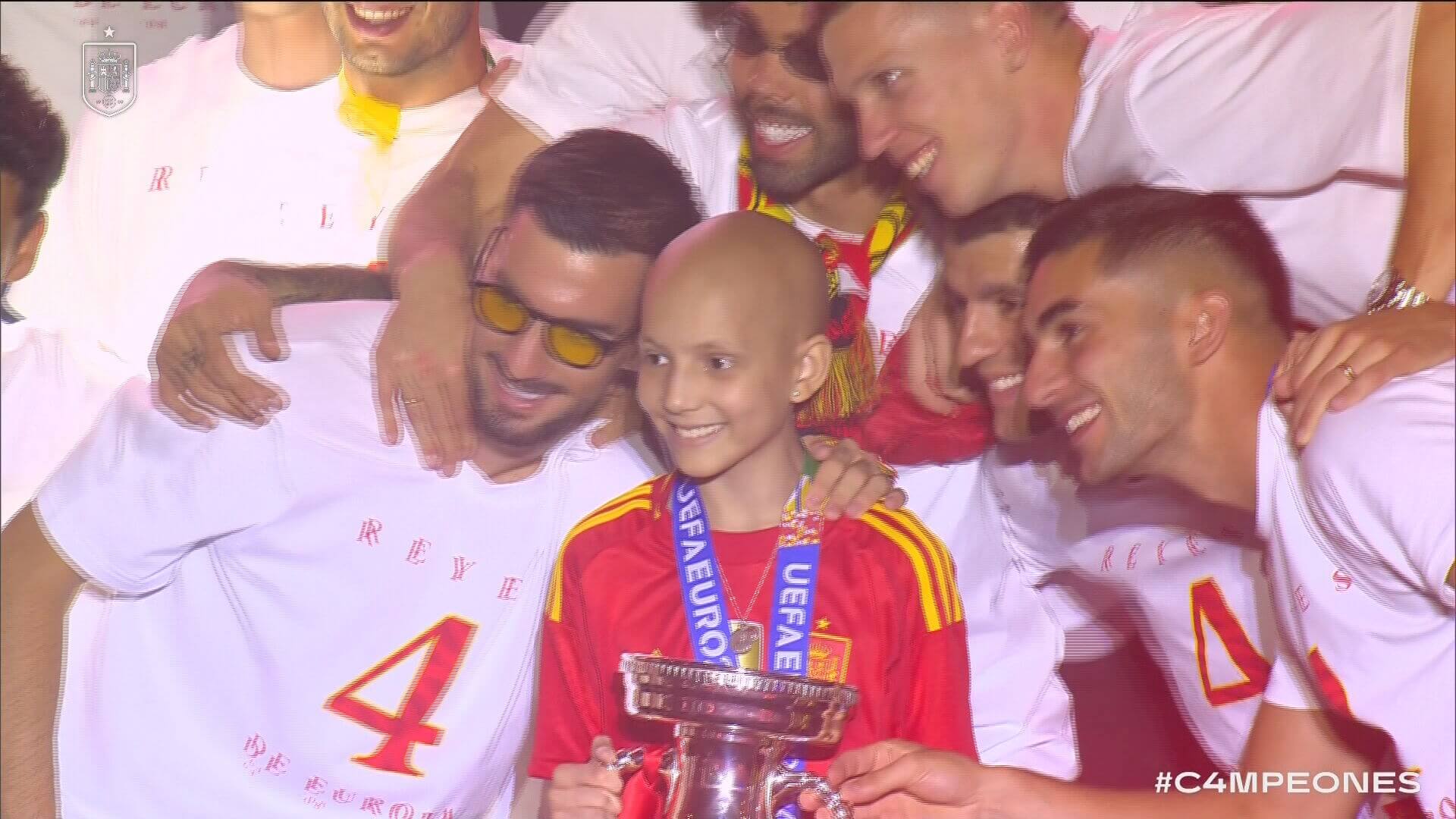 María, junto a la copa y los jugadores de la Selección Española