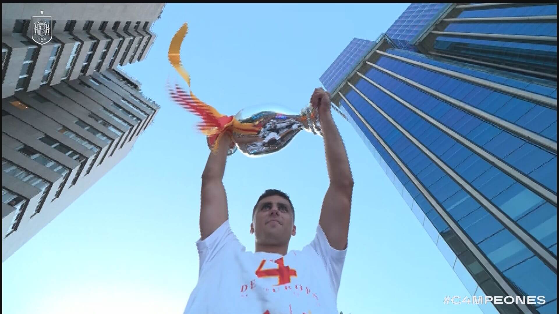 Rodri levantando la Eurocopa en el autobús