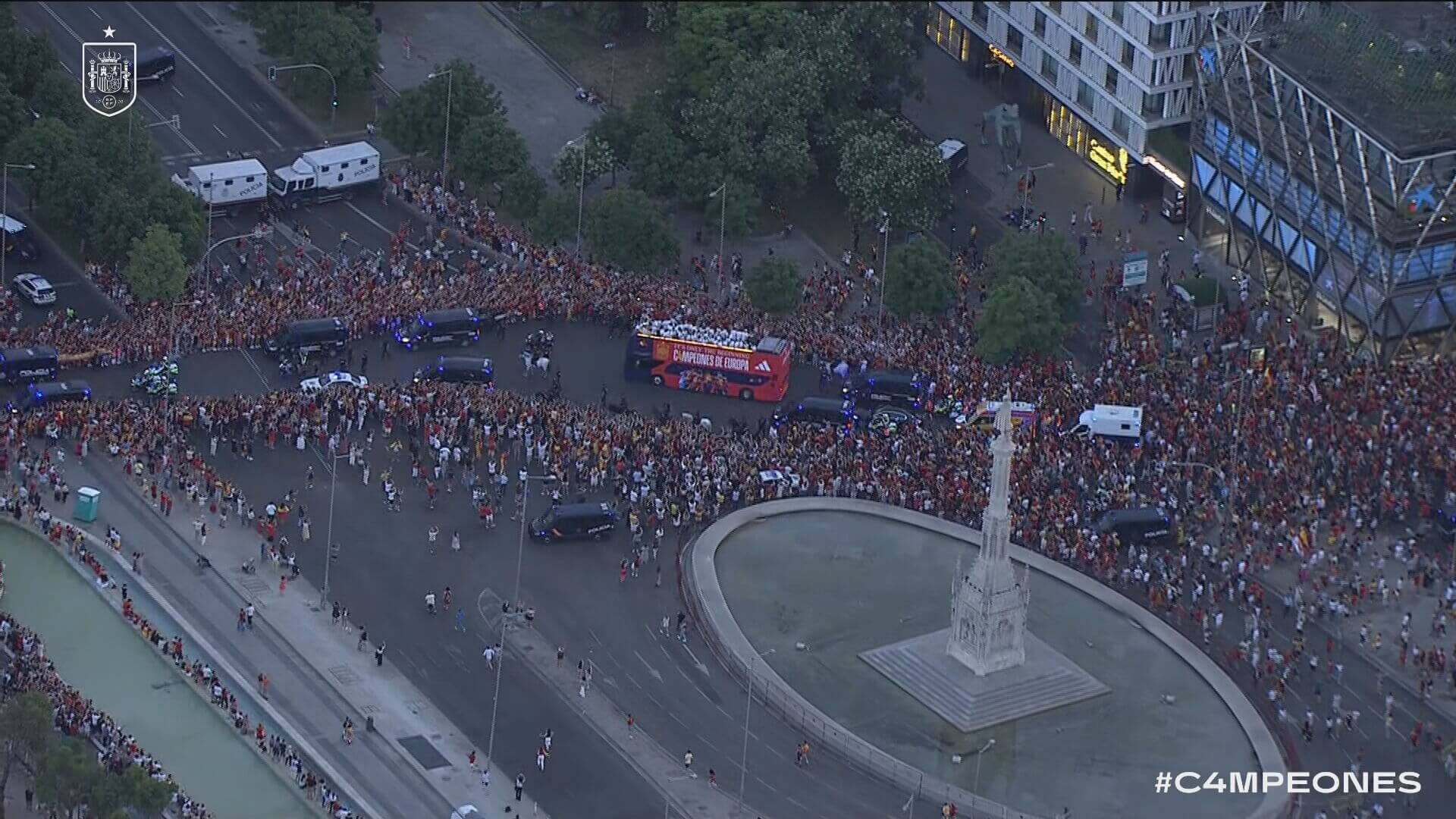 El autobús de la Selección Española en la plaza de Colón