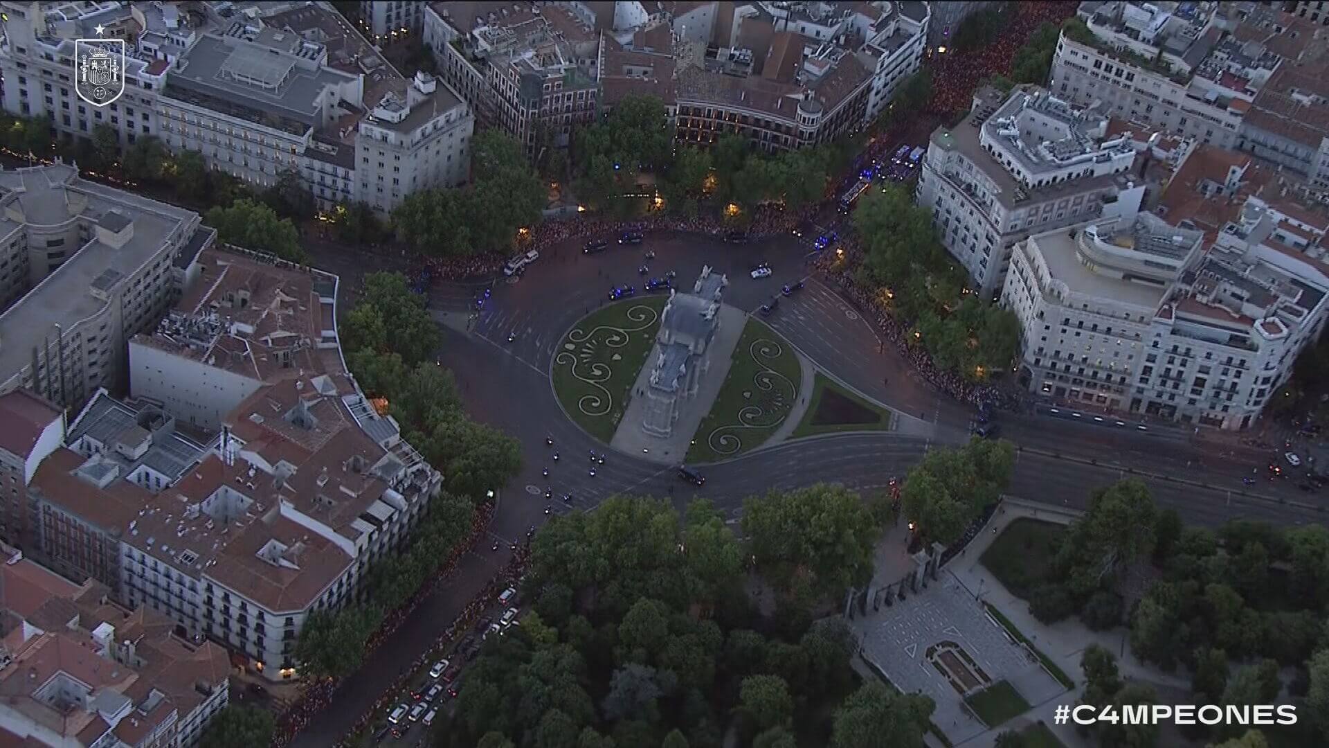 El autobús de la Selección en la Puerta de Alcalá (Fuente: RFEF)