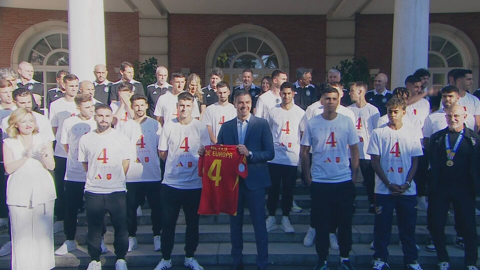 Pedro Sánchez con la camiseta de campeones de Europa