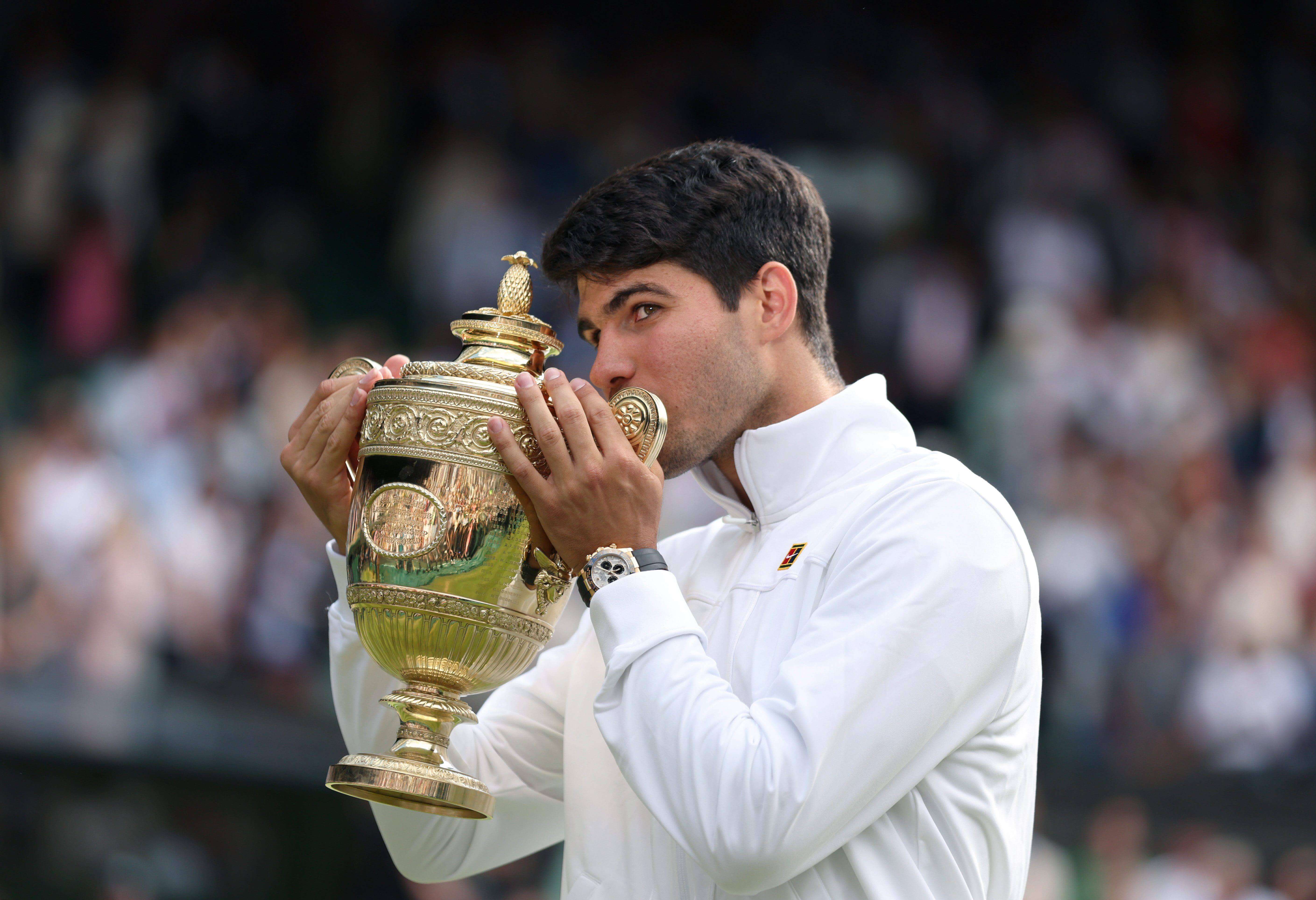 Carlos Alcaraz, con el trofeo de Wimbledon (Foto: Cordon Press).