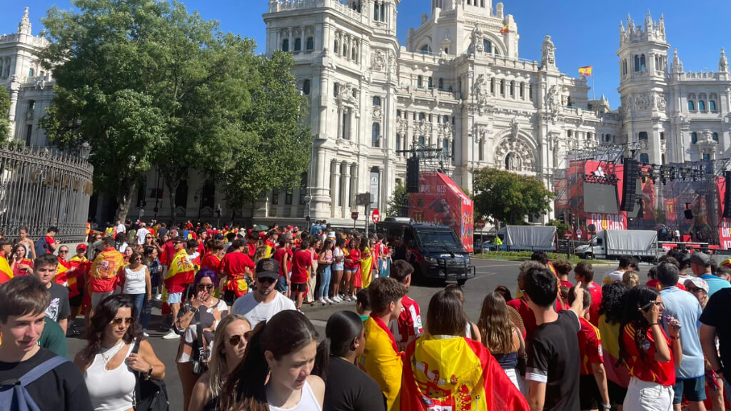 Los aficionados en Cibeles a 2 horas del comienzo de la celebración 