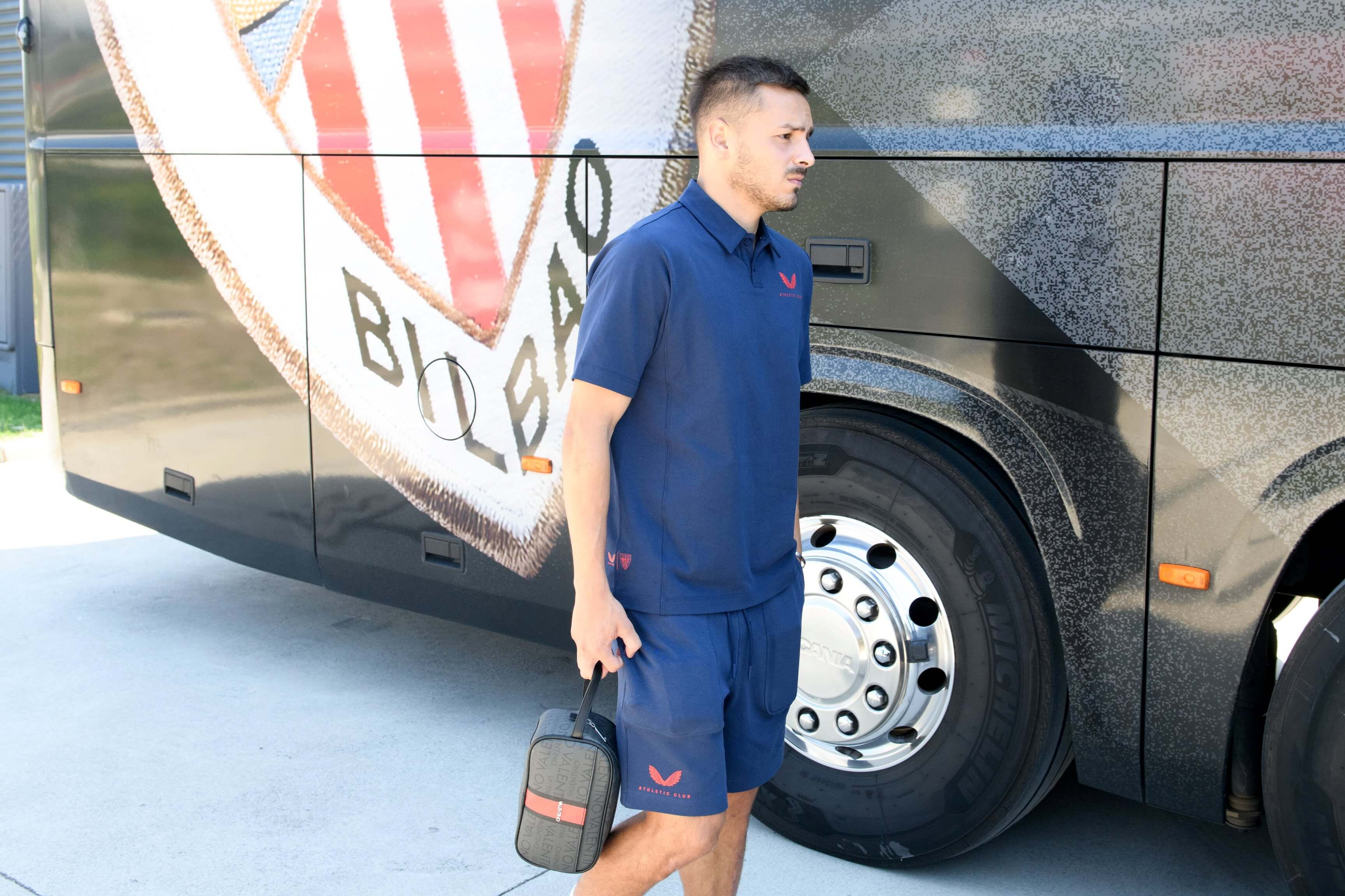 Andoni Gorosabel sube al autobús del equipo en Lezama (Foto: Athletic Club).